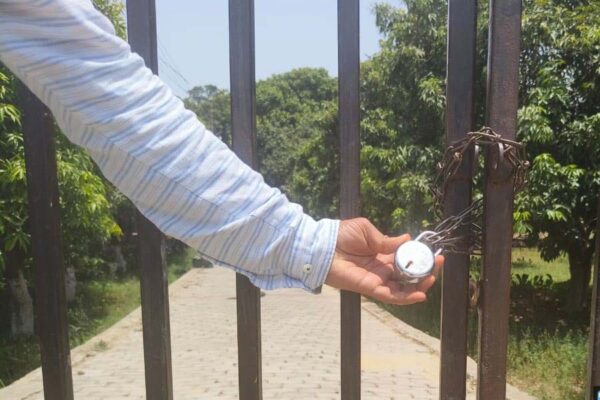 कृषि एवं उद्यान विभाग, बस्ती के गेट पर लटका रहता है अलीगढ़िया ताला