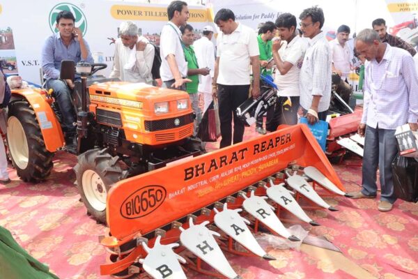 फसल कटाई में कृषि यंत्रों का इस्तेमाल