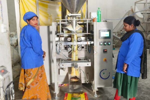 गंवई महिलाएं चलाती हैं पुष्टाहार फैक्टरी : रख रही हैं गरीबों के पोषण का खयाल
