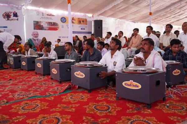 कुम्हारों को विद्युतचालित चाक और कारीगरों को टूलकिट