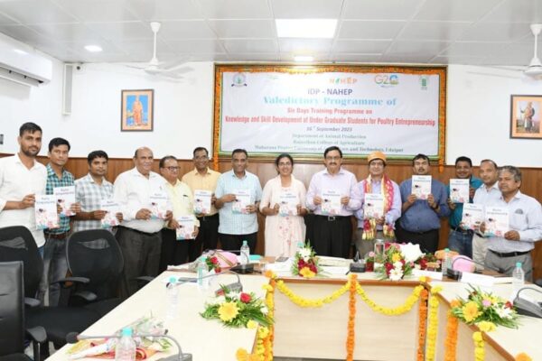 छात्रों को कुक्कुटपालन प्रशिक्षिण