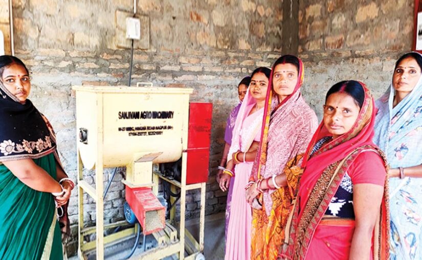 पशु आहार बनाने में गांव की महिलाएं कर रही हैं तरक्की