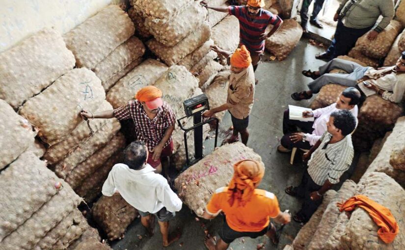 बिचौलियों के बीच पिसते किसान