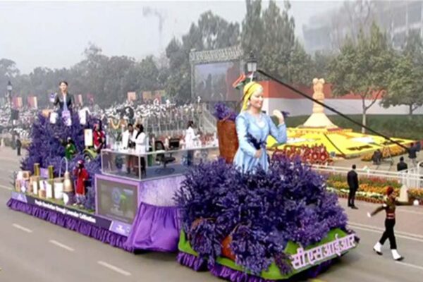 लैवेंडर की खेती व ईट्रैक्टर की झांकी