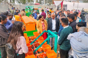 कृषि यंत्रों (Agricultural Equipment) की लगी प्रदर्शनी