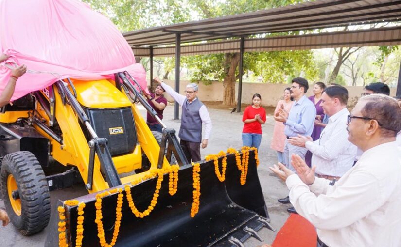 लुवास ने खरीदी जेसीबी (JCB), करेगी कृषि यूनिवर्सिटी के अनेकों काम
