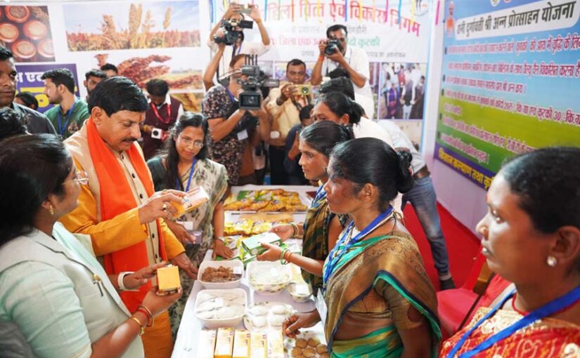 कृषि विभाग द्वारा कृषि पद्धति का प्रदर्शन