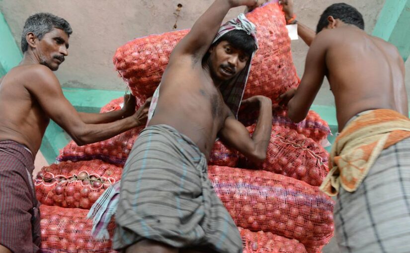 प्याज (Onion) के गिरेंगे दाम, चौथी खेप रेल से पहुंची दिल्ली