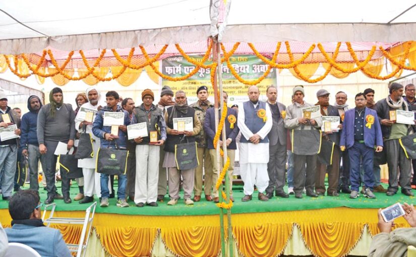 ‘फार्म एन फूड जौन डियर अवार्ड’ हाथों में सम्मान चेहरे पर मुसकान