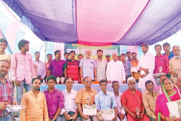 Awards : उन्नत खेती करने वालों को मिला ‘फार्म एन फूड अवार्ड’