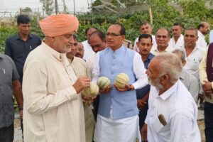 शिवराज सिंह चौहान ने तोड़े किसान के खेत से खरबूजे और कह दी यह बात