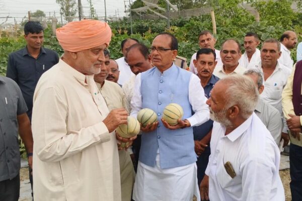 शिवराज सिंह चौहान ने तोड़े किसान के खेत से खरबूजे और कह दी यह बात