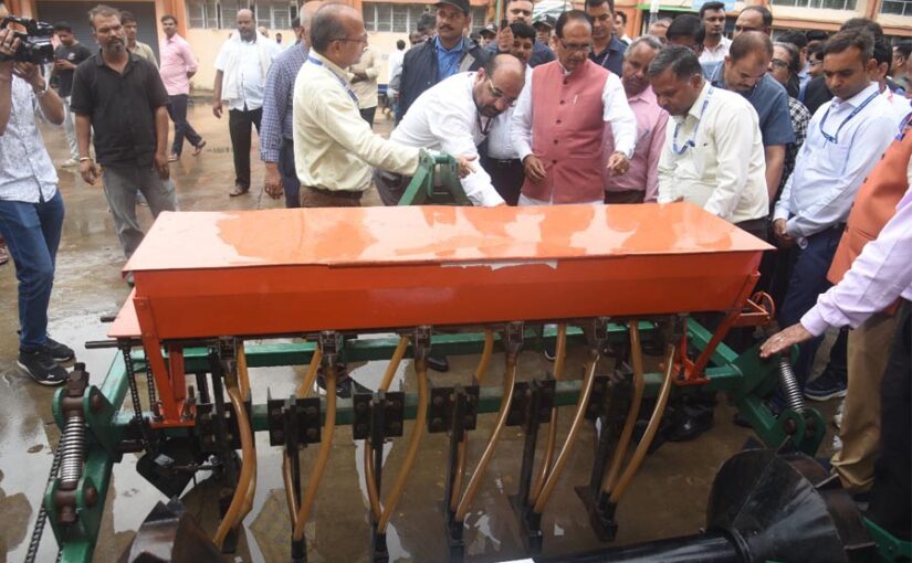 आईसीएआर-सीआईएई द्वारा विकसित प्लास्टिक मल्च लेयर-कम-प्लांटर