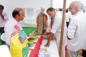 Seed Companies : बीज कंपनियों के फरेब में फंसा किसान