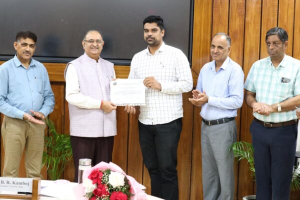 डिजिटल प्लेटफार्म, मोबाइल से किसानों तक पहुंचाएं तकनीक