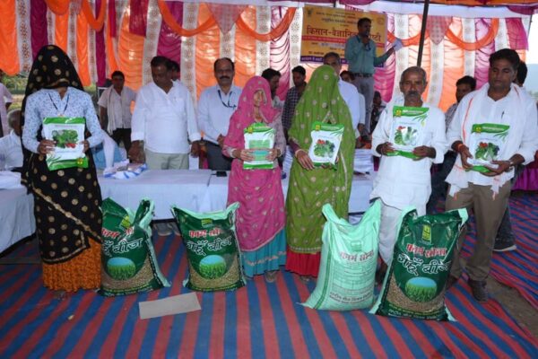 Kitchen Garden Kits :  किचन गार्डन किट का वितरण