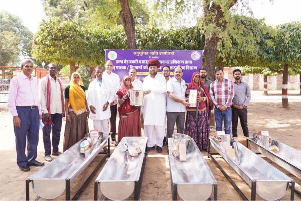 Animal Husbandry : पशुपालन से जुड़े सामान का हुआ वितरण