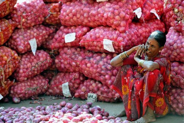 Agriculture News: किसानों को खून के आंसू रुला रहा है प्याज (Onions)