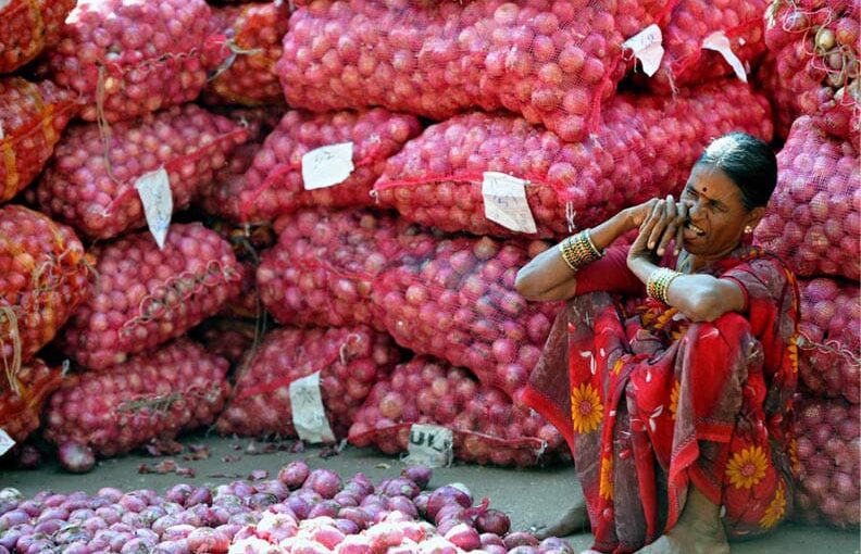 Agriculture News: किसानों को खून के आंसू रुला रहा है प्याज (Onions)