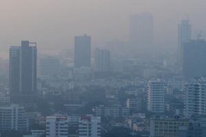 Weather News: दिल्ली में ठंड और प्रदूषण (Pollution) से बन रहे बुरे हालात