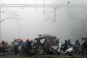 Weather News: देश-भर में पड़ रही कड़ाके की सर्दी