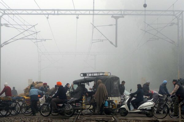Weather News: देश-भर में पड़ रही कड़ाके की सर्दी