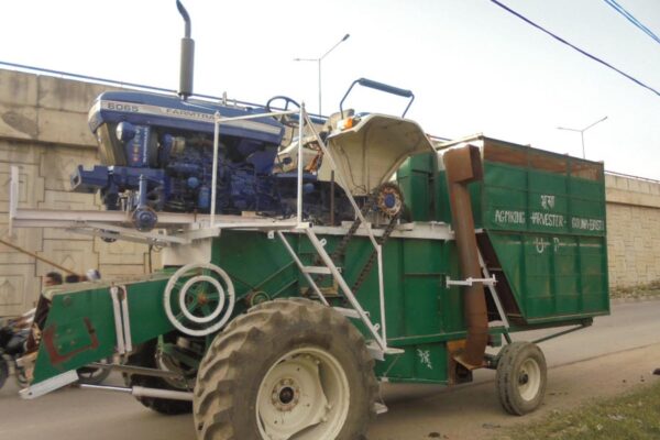 Farming Machine : किसान ने तैयार की खूबियों वाली कंबाइन