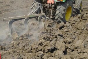 Agriculture Tips : गर्मी में गहरी जुताई (deep plowing) क्यों है जरूरी
