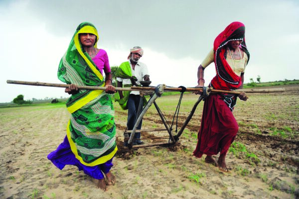 Women Farmers : कौन सुध लेगा महिला किसानों की?
