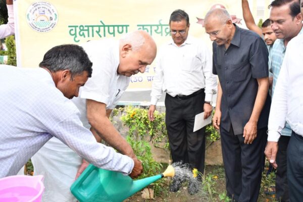Horticulture  : कृषि मंत्री को भाया विश्वविद्यालय का हार्टीकल्चर रिसर्च सेंटर
