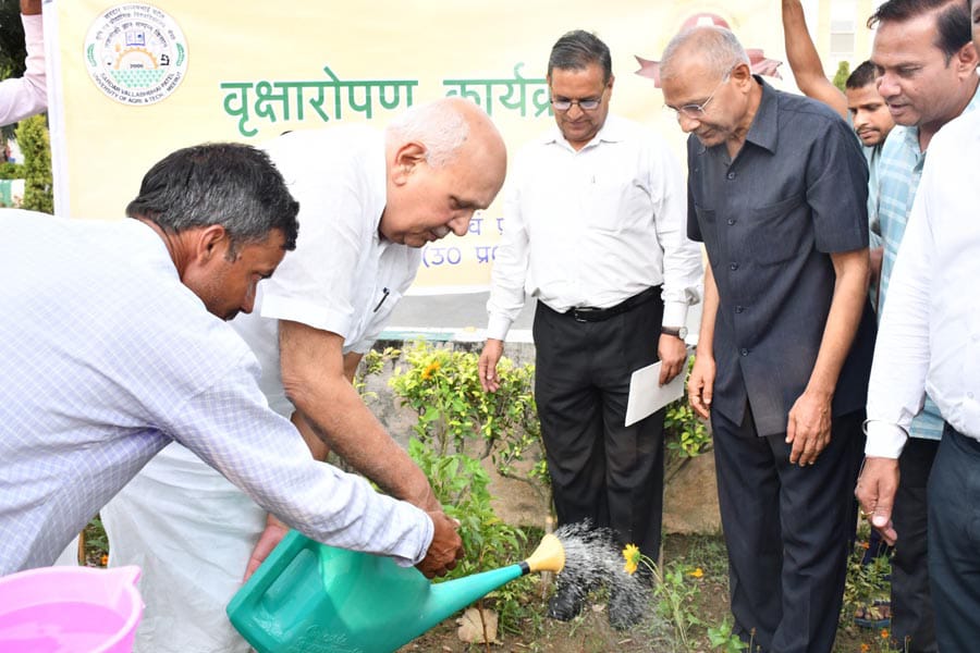 Horticulture  : कृषि मंत्री को भाया विश्वविद्यालय का हार्टीकल्चर रिसर्च सेंटर