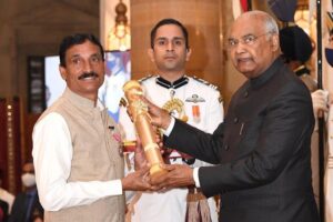 Success Story : पोपटराव पवार ने बदली हिवरे गाँव की हाथो की लकीरे